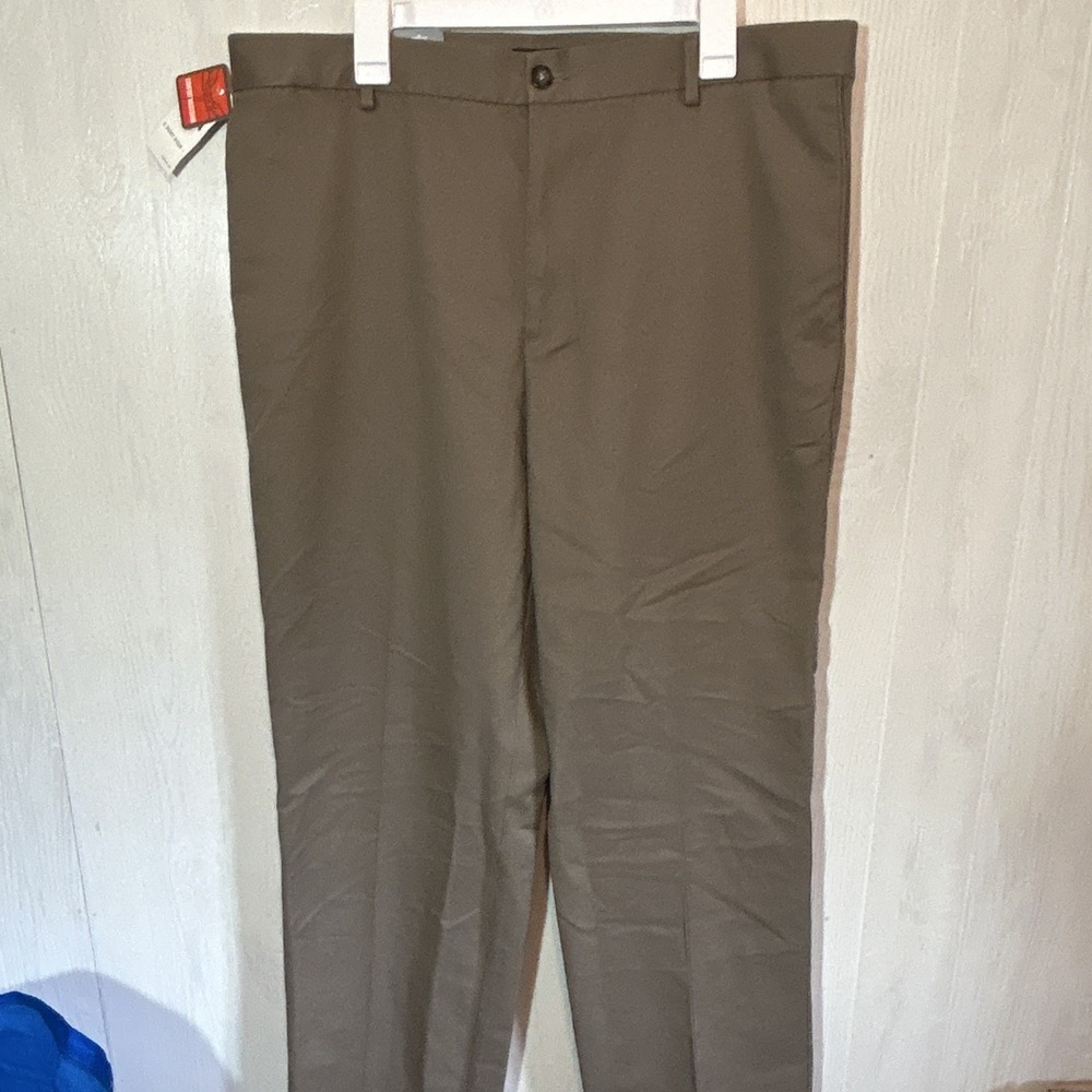 Dockers Men's Comfort Khaki Classic Fit Flat Front Brown Solid Pants 38